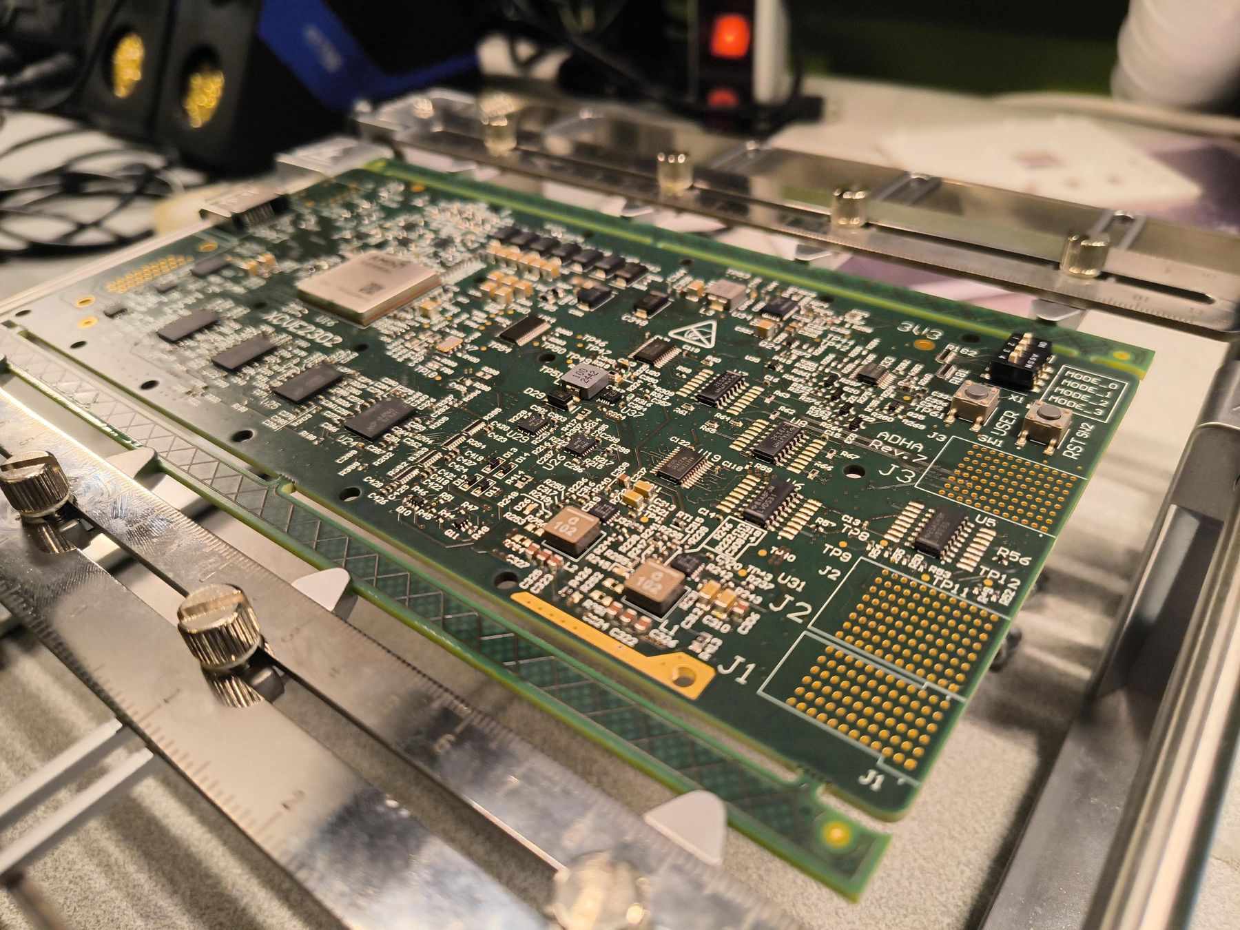 Placa de processamento em ensaio, montada num gabarito de calibração